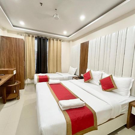 Hotel Shree Radha Krishna Varanasi Bagian luar foto