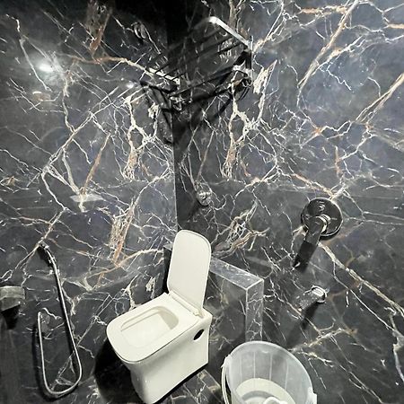 Hotel Shree Radha Krishna Varanasi Bagian luar foto