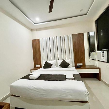 Hotel Shree Radha Krishna Varanasi Bagian luar foto