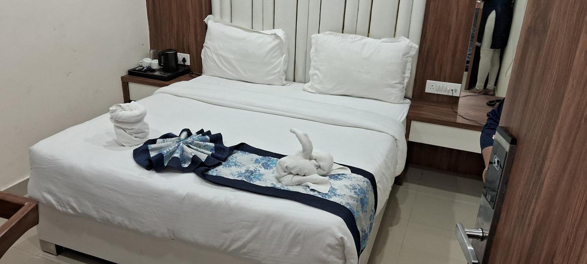 Hotel Shree Radha Krishna Varanasi Bagian luar foto