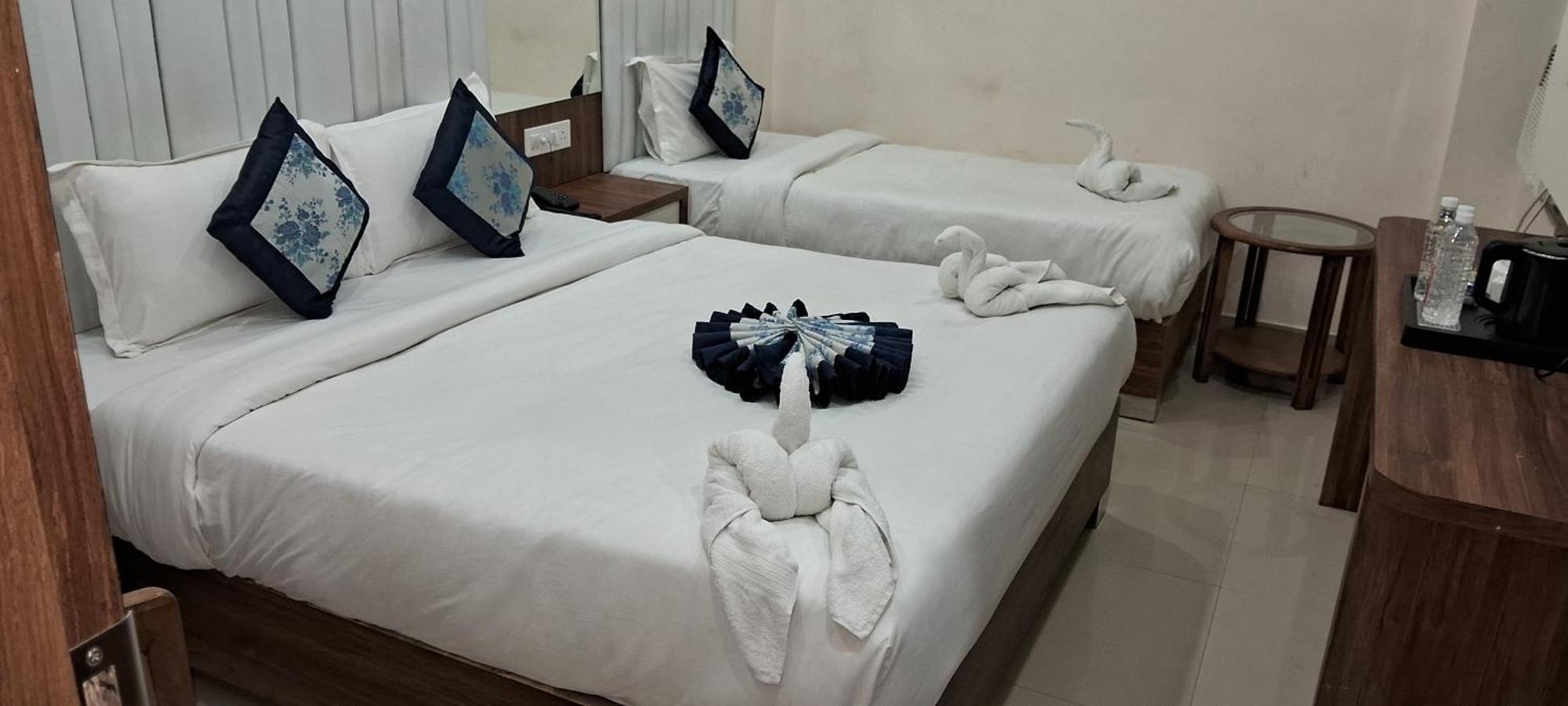 Hotel Shree Radha Krishna Varanasi Bagian luar foto