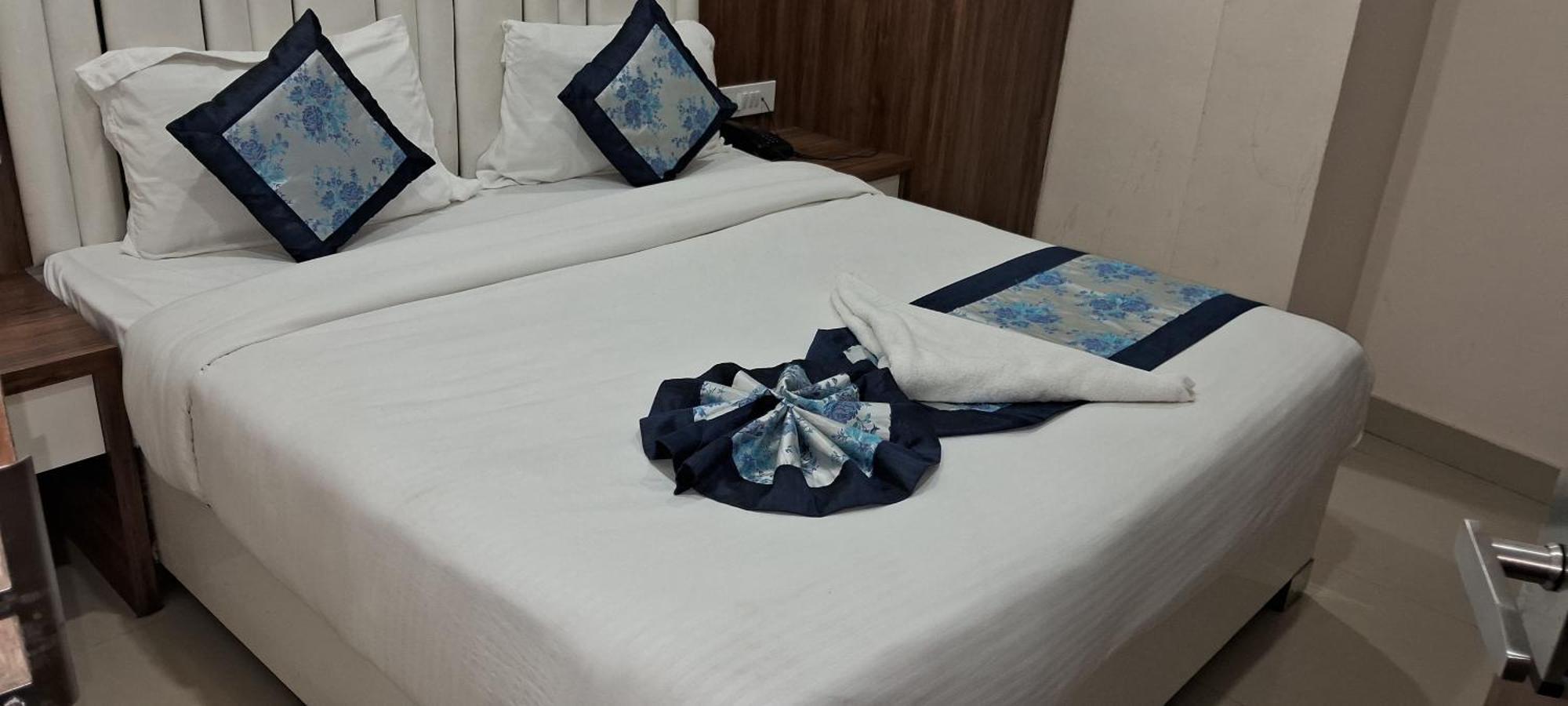 Hotel Shree Radha Krishna Varanasi Bagian luar foto