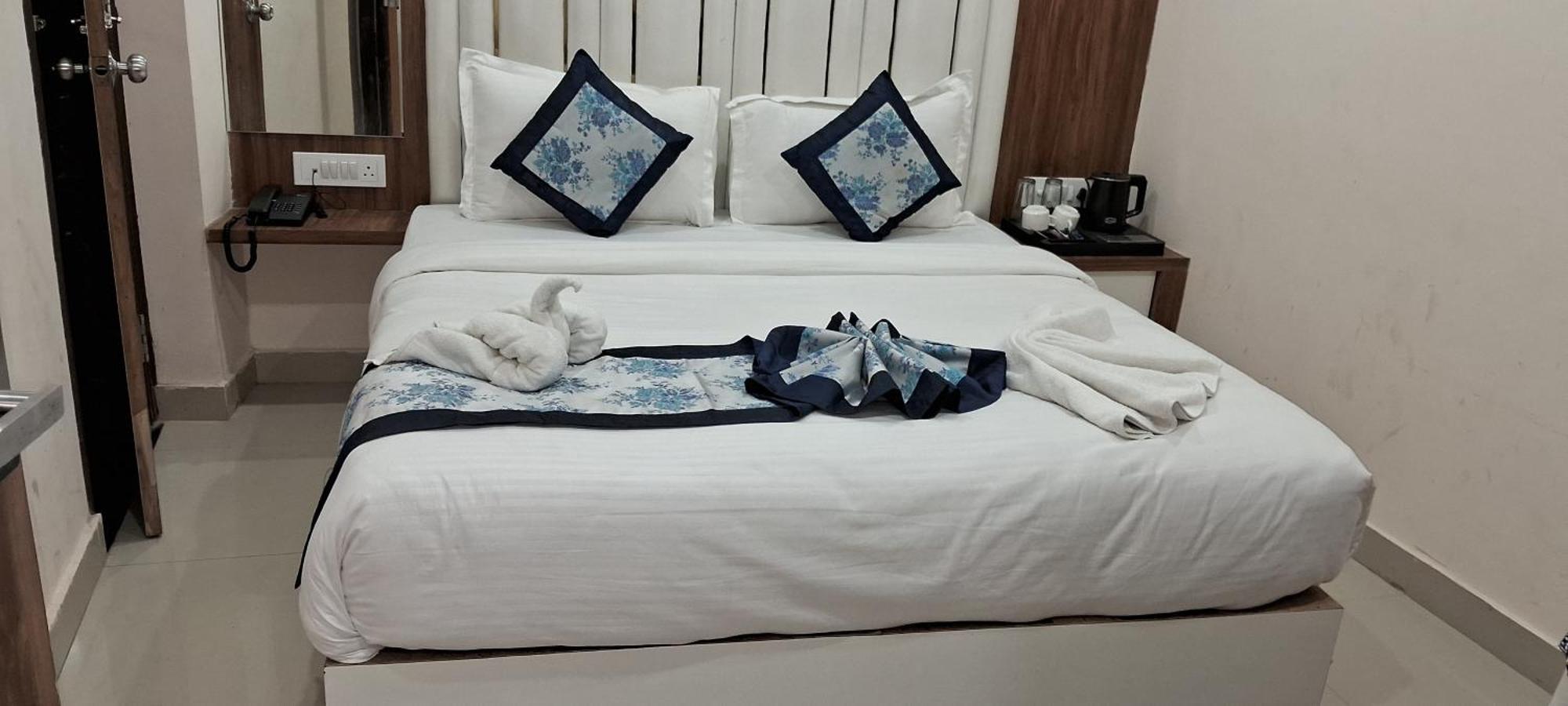 Hotel Shree Radha Krishna Varanasi Bagian luar foto