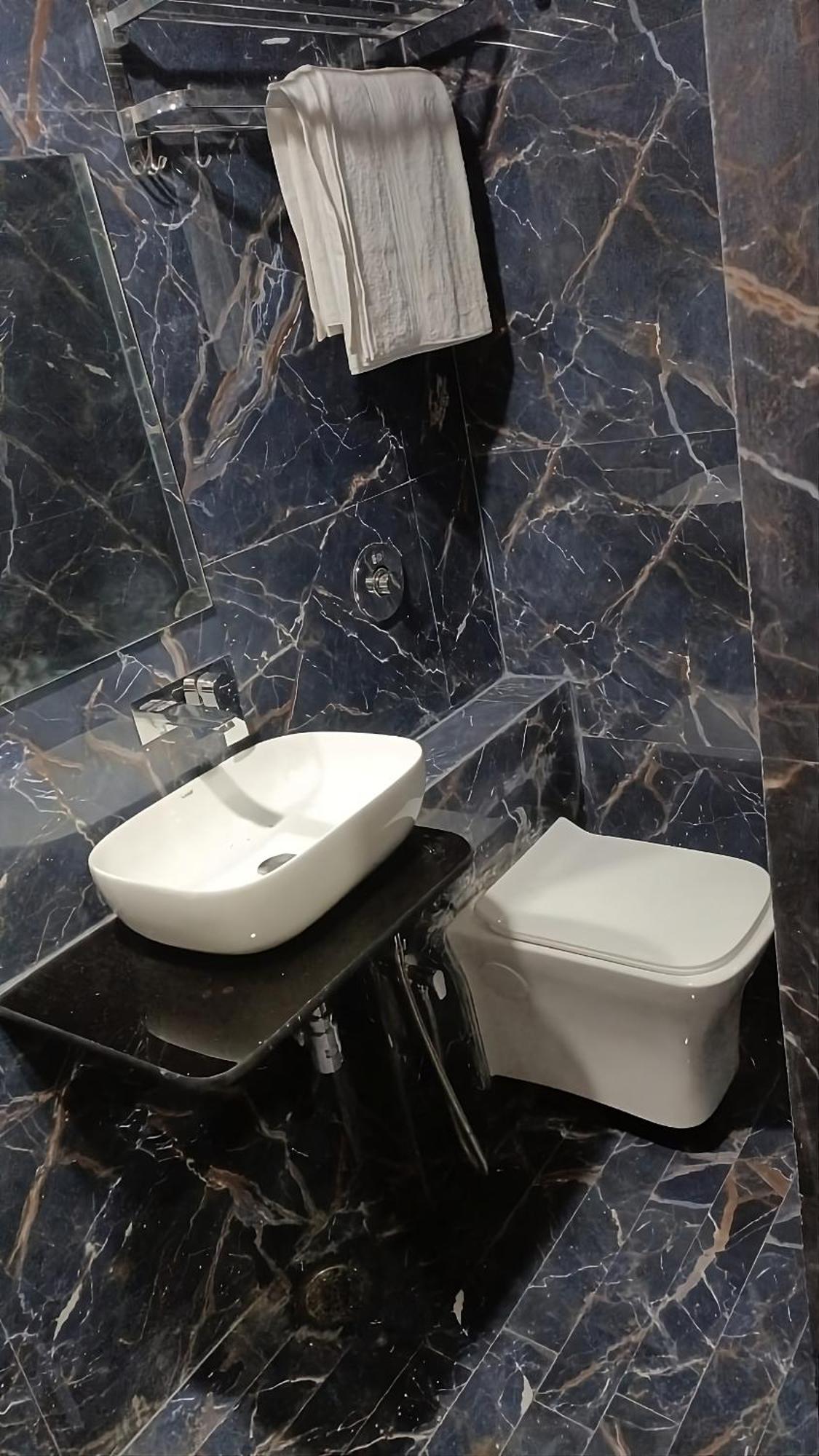Hotel Shree Radha Krishna Varanasi Bagian luar foto