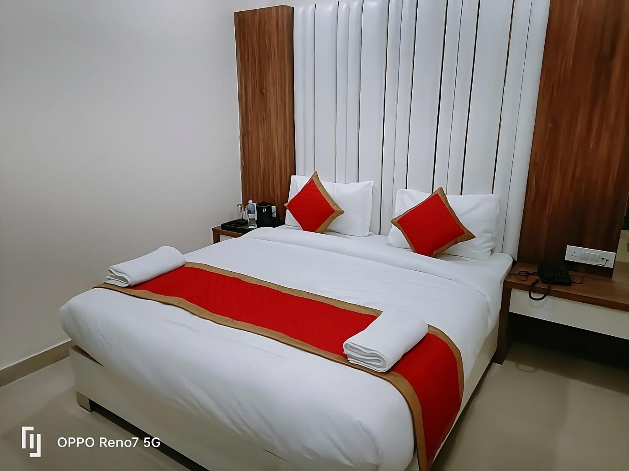 Hotel Shree Radha Krishna Varanasi Bagian luar foto
