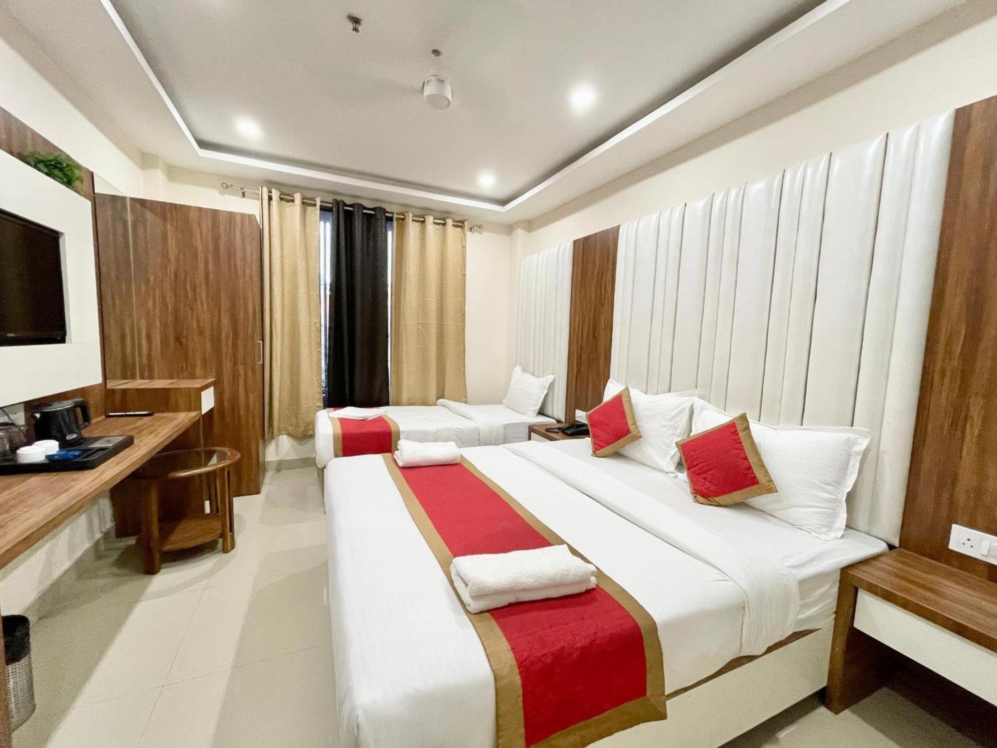 Hotel Shree Radha Krishna Varanasi Bagian luar foto