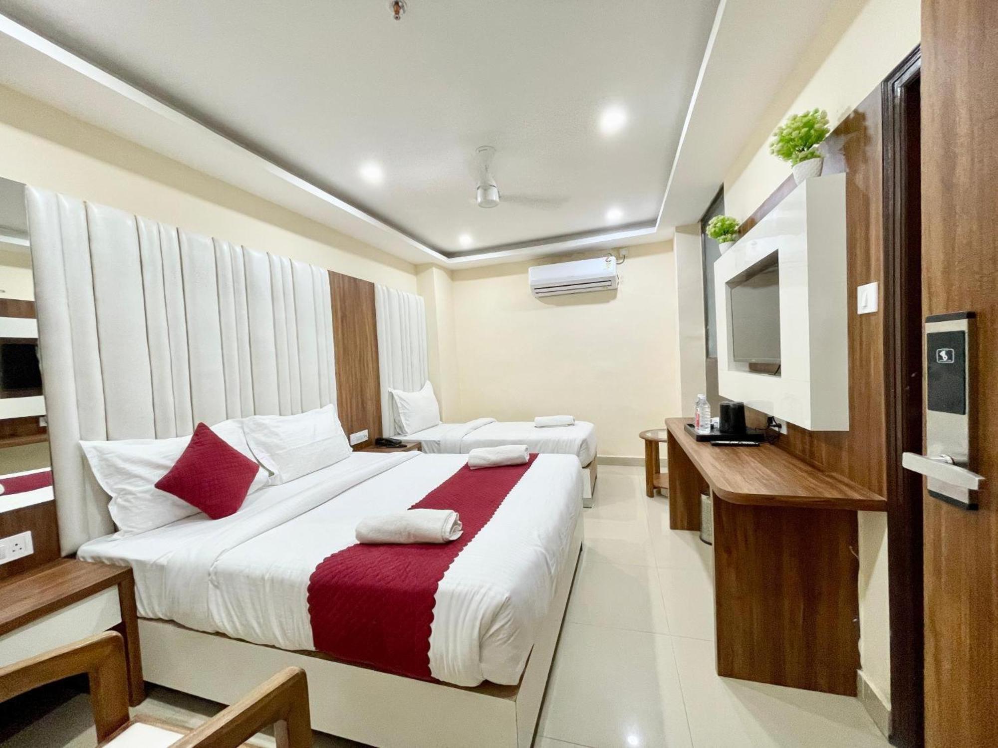 Hotel Shree Radha Krishna Varanasi Bagian luar foto