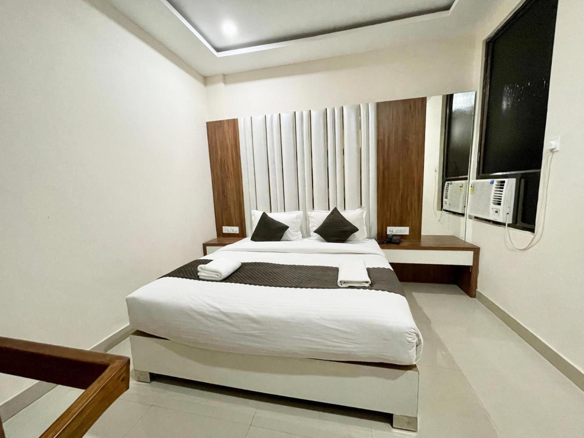 Hotel Shree Radha Krishna Varanasi Bagian luar foto