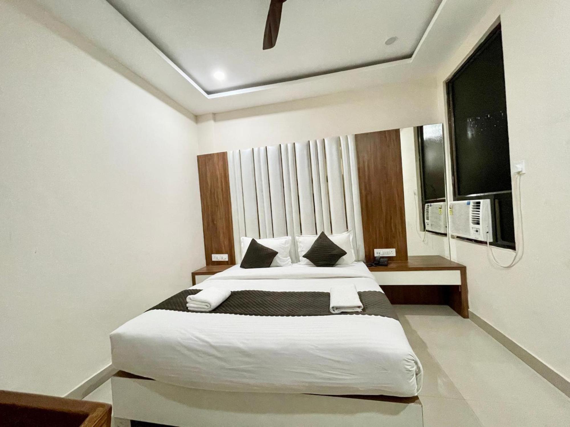 Hotel Shree Radha Krishna Varanasi Bagian luar foto