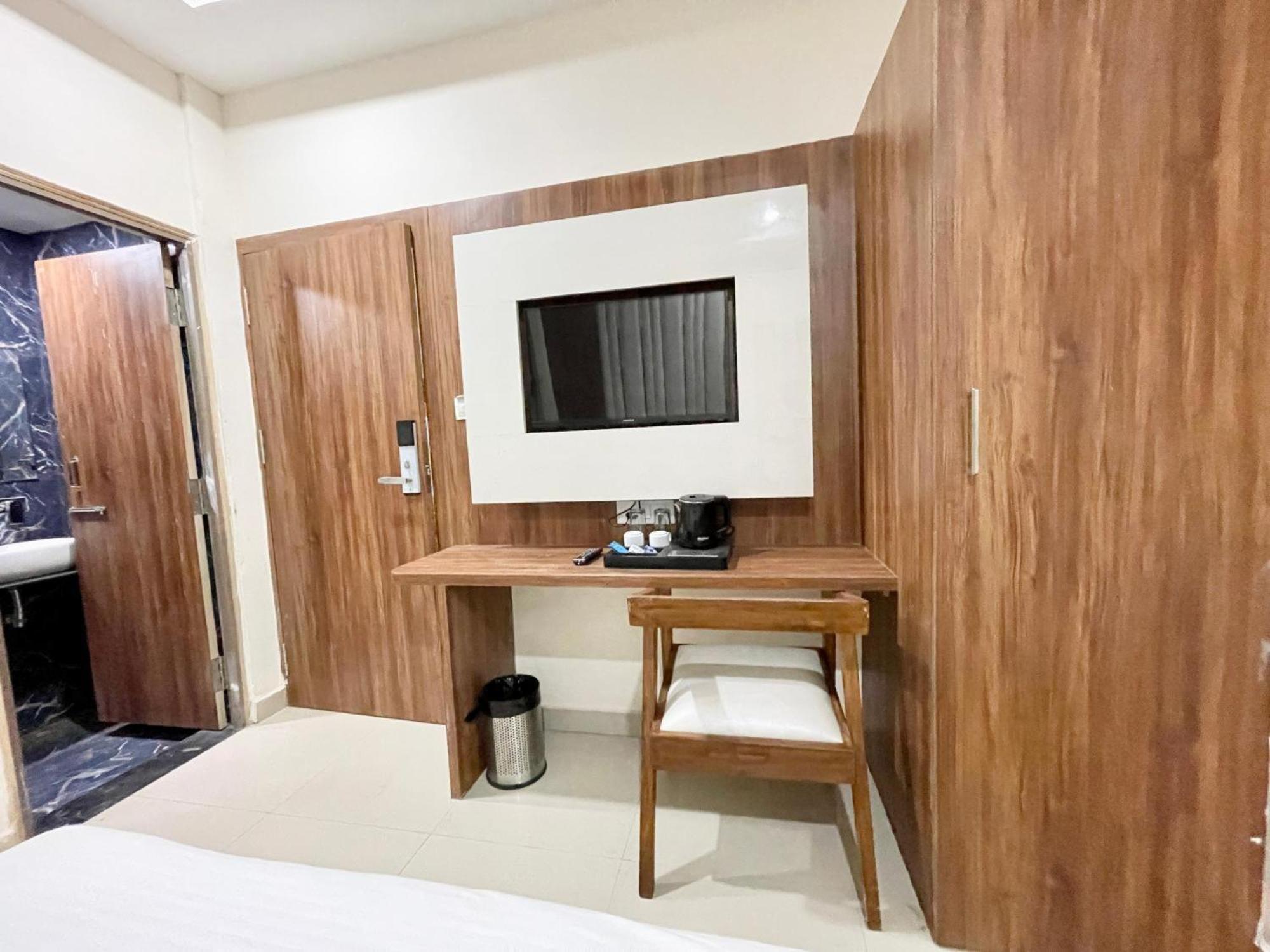 Hotel Shree Radha Krishna Varanasi Bagian luar foto