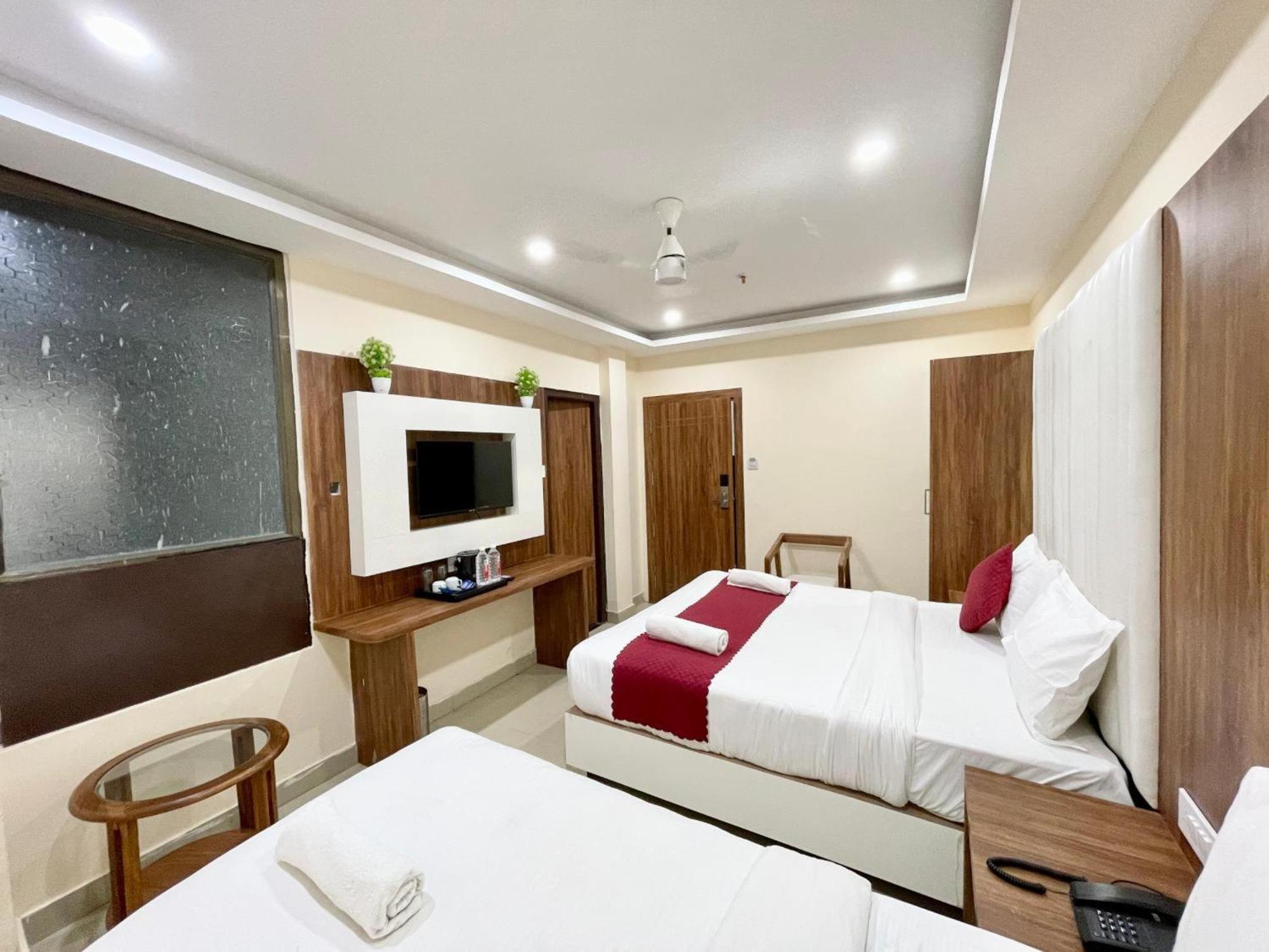 Hotel Shree Radha Krishna Varanasi Bagian luar foto