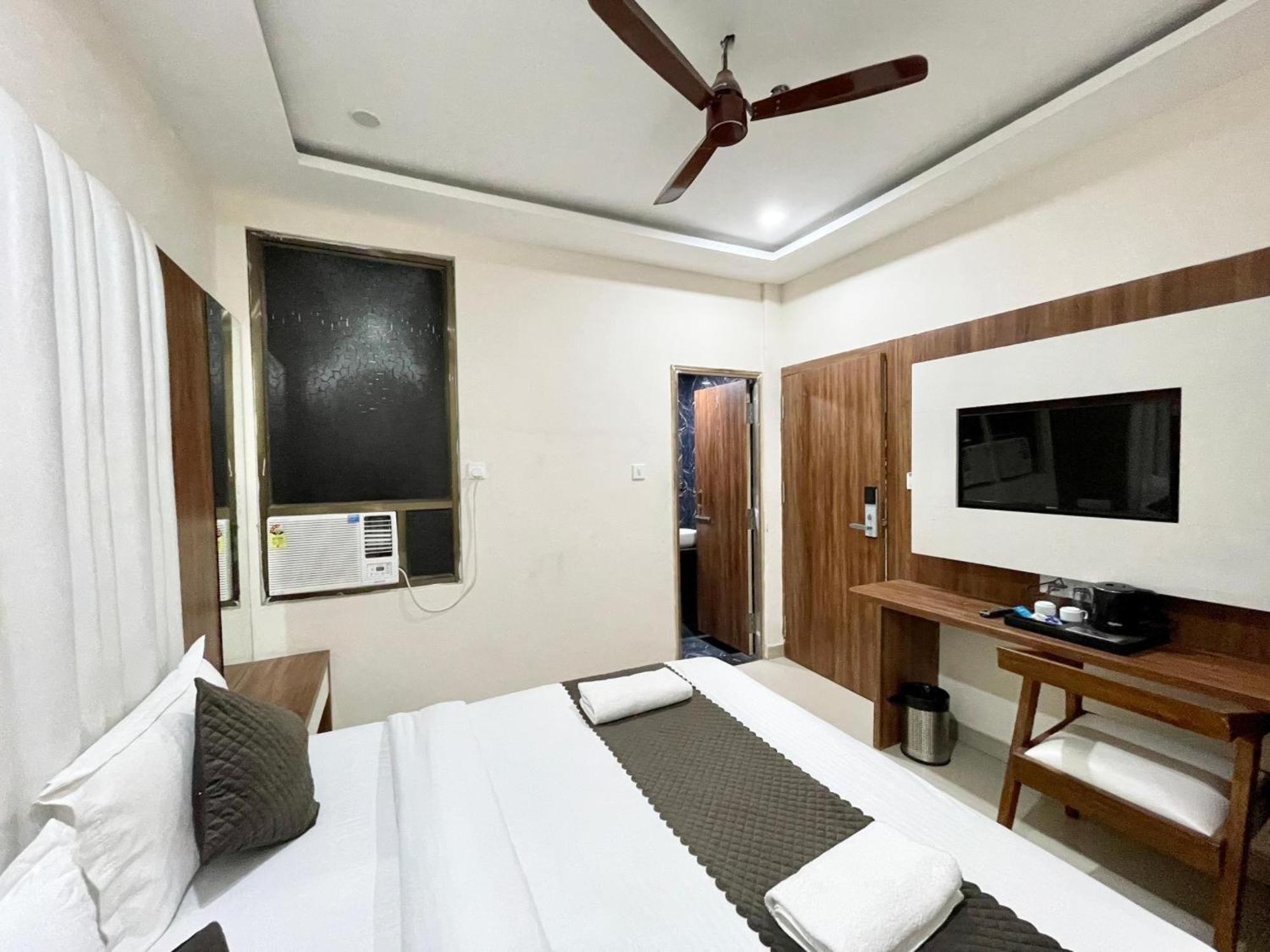 Hotel Shree Radha Krishna Varanasi Bagian luar foto