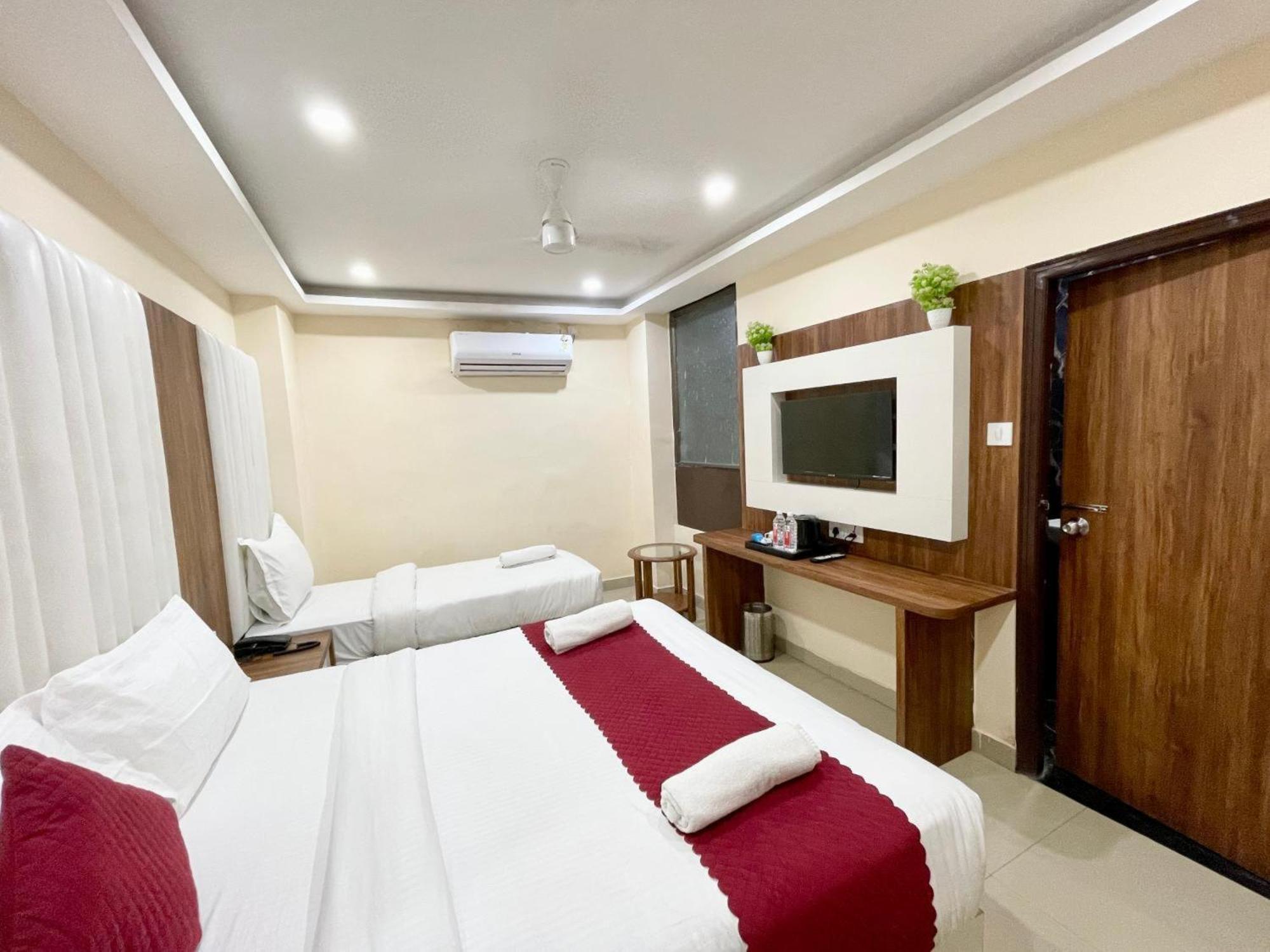 Hotel Shree Radha Krishna Varanasi Bagian luar foto