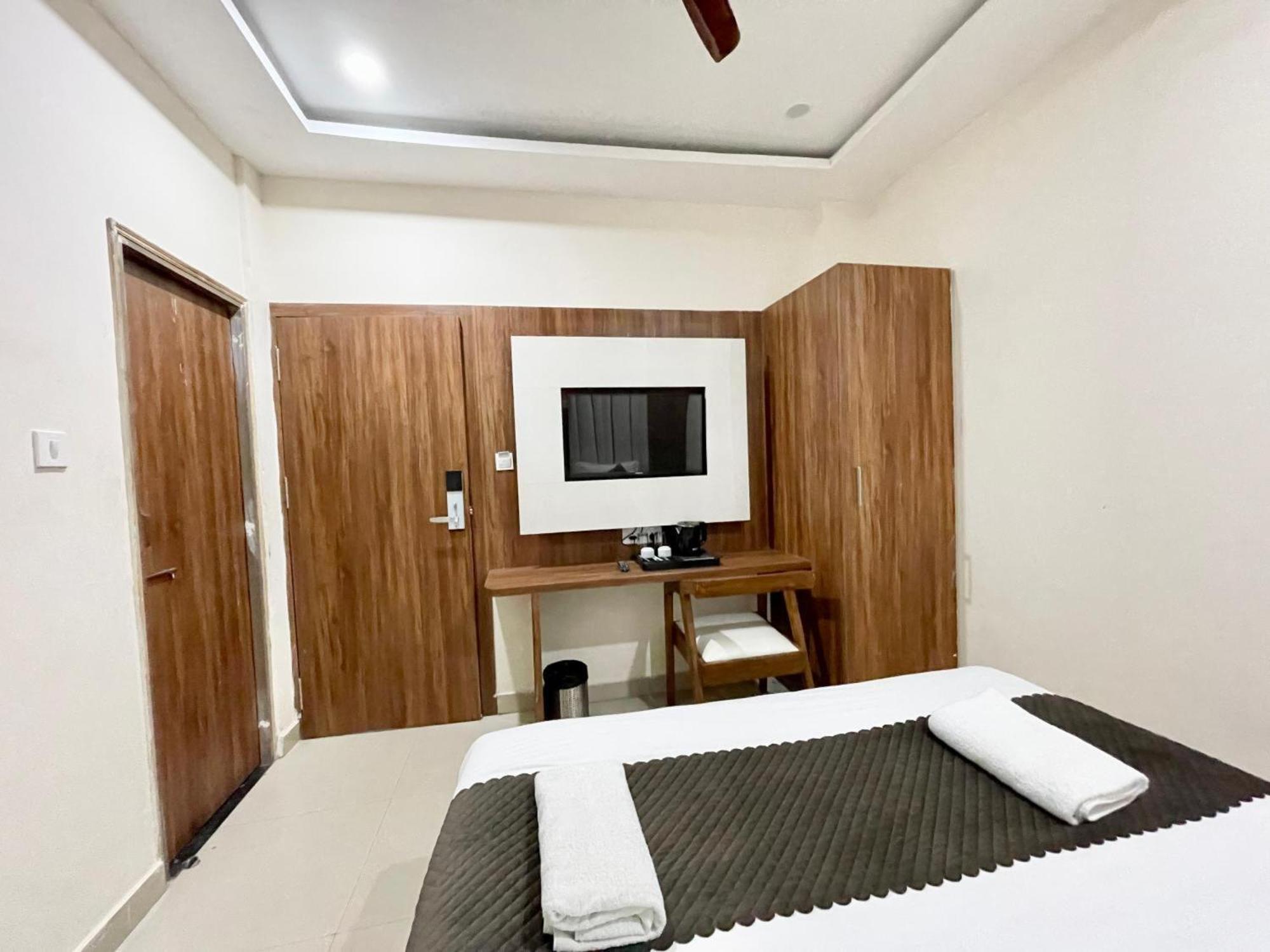 Hotel Shree Radha Krishna Varanasi Bagian luar foto