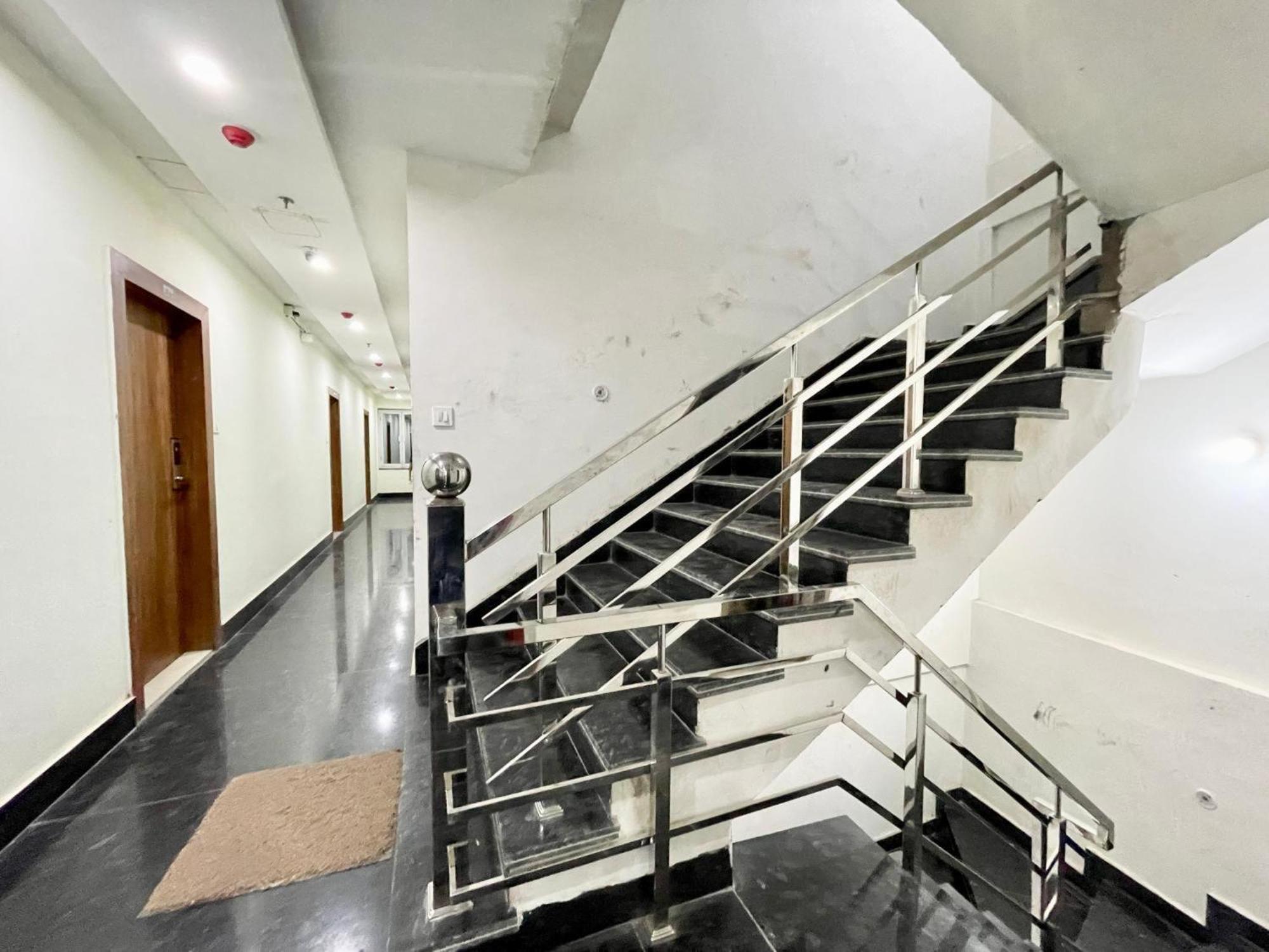 Hotel Shree Radha Krishna Varanasi Bagian luar foto