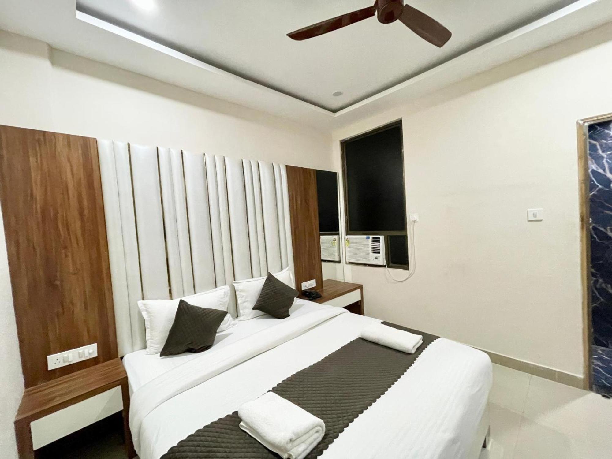 Hotel Shree Radha Krishna Varanasi Bagian luar foto